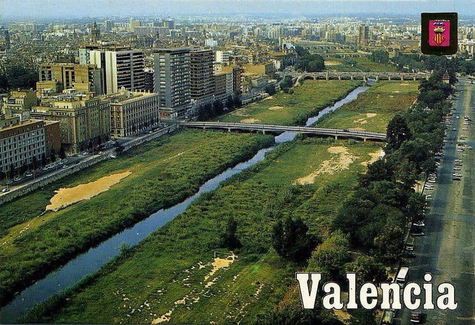 PassejantV's tweet photo. València, anys 1970. El riu túria encara pasava per la ciutat, com ho havia fet des de feia dos-mil anys. https://t.co/8xKJ4407SH