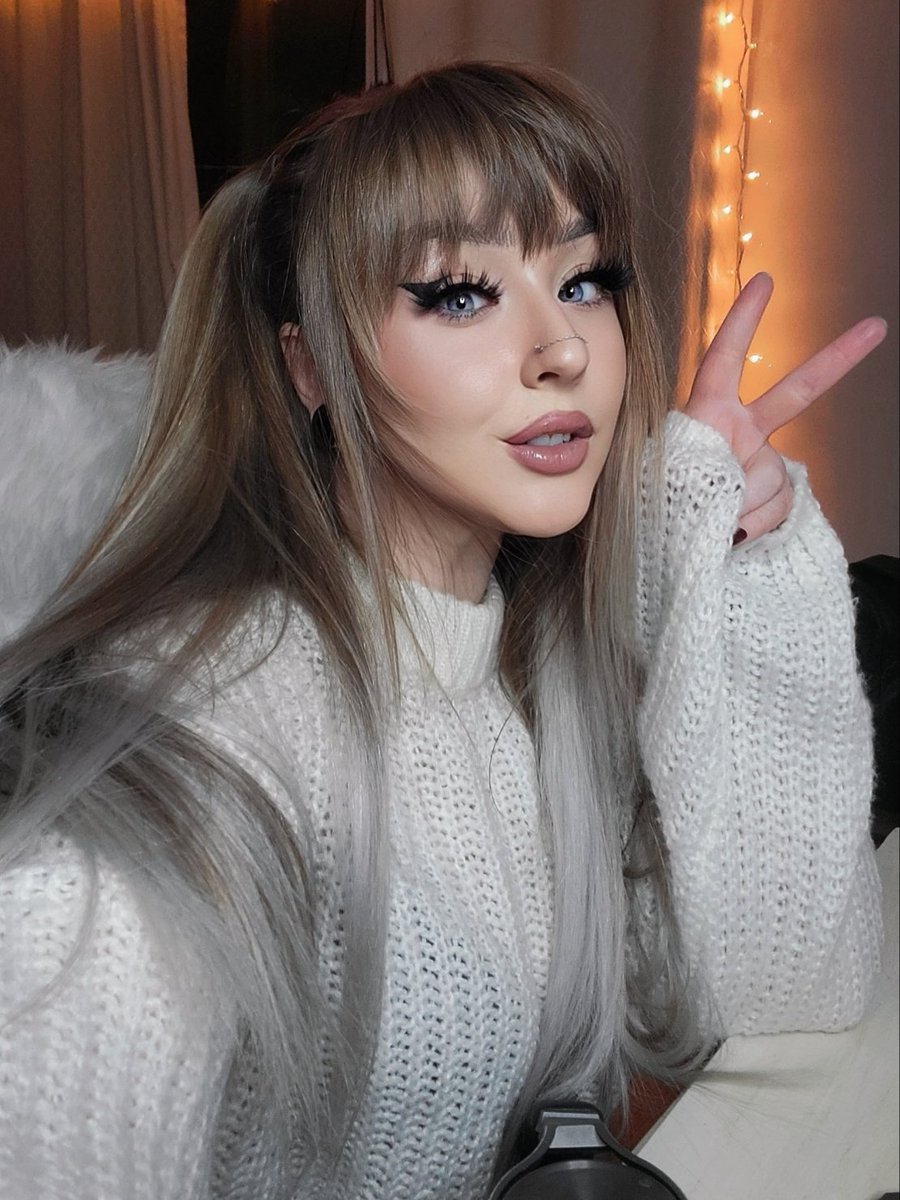 Lichlings 🖤 on Twitter: "do you like my bangs? 🫣🖤"