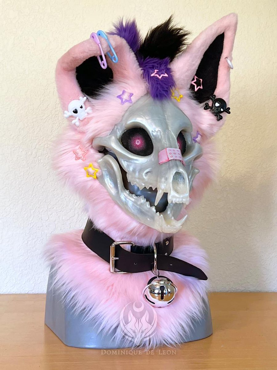 deleon_fursuits's tweet photo. ☠��💕 Pastel goth skull dog completed for @furcon‘s silent auction next month! Comes with a pleather bell collar. Built using @DvC_Ciara shimmer finish skull base with articulated jaw. Slim zipper style neck. https://t.co/4e4HaHmF1d