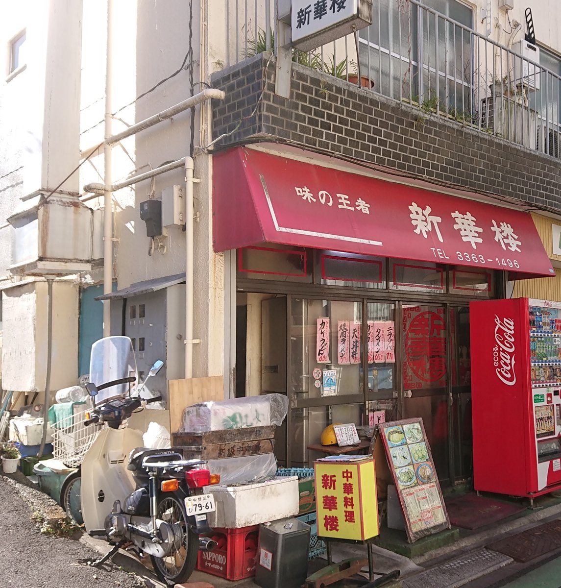 町中華の店内で食事を楽しむ常連客