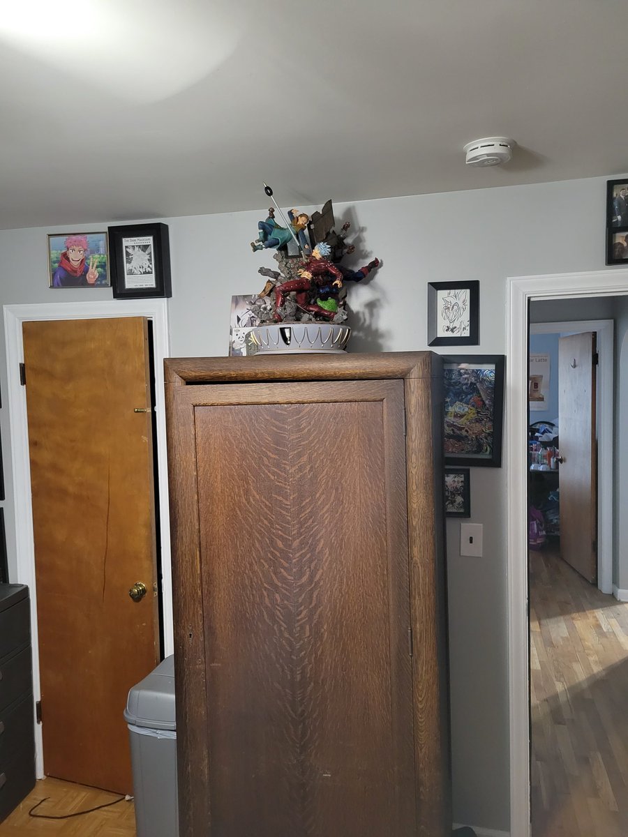 Coffinjockey's tweet photo. Just got what may possibly be the biggest figure I may ever own, after nearly a year of waiting. I seriously thought this thing was never coming. It's like 22" tall and 14" wide, and weighs a TON. I gotta get one of those spinning bases for it! https://t.co/dUOtKJCWEC