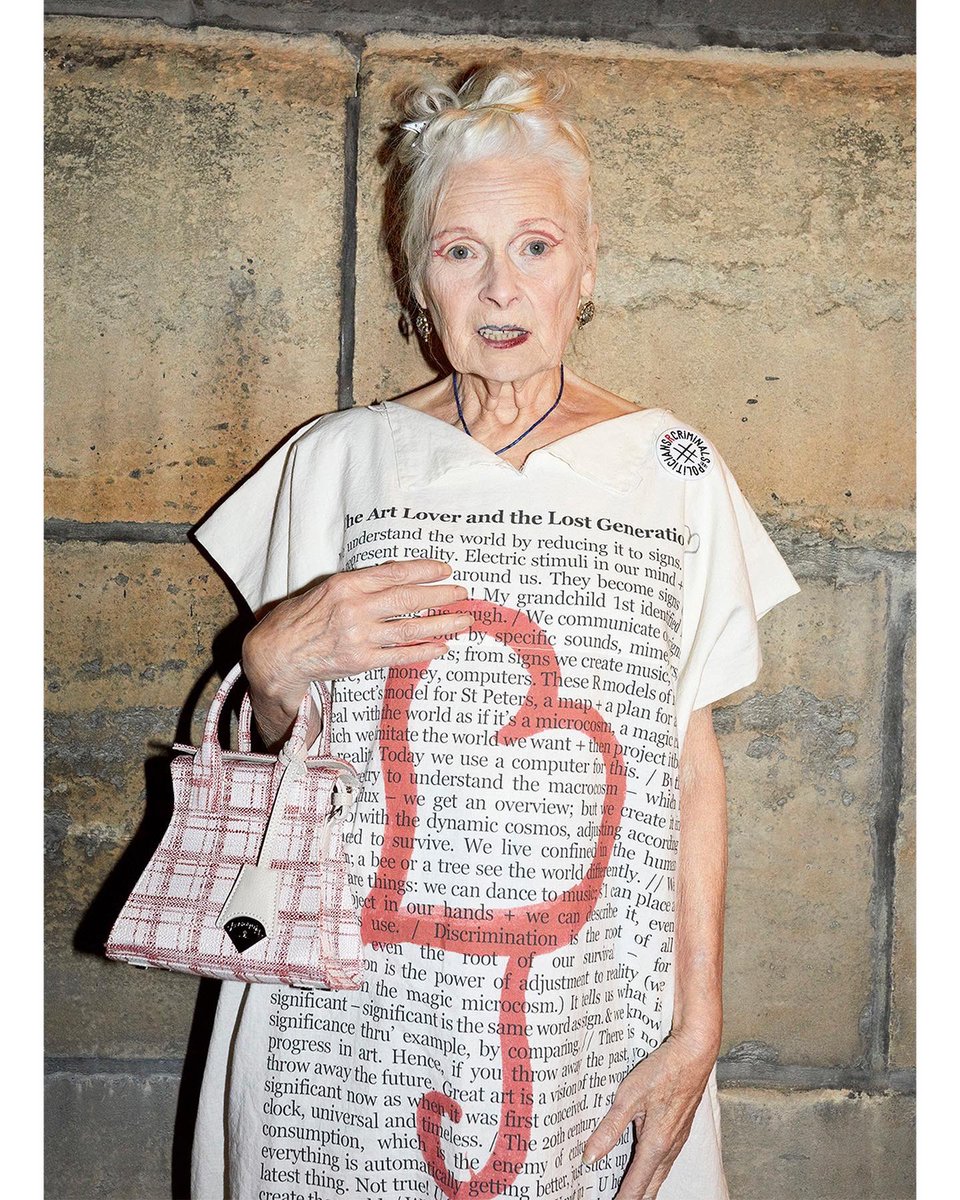 JustineMarcella's tweet photo. Zij zou toch niet dood gaan? Zij was toch leeftijdsloos? Zij was altijd een meisje… en toch… was… is er dan niets meer heilig? 
#VivienneWestwood #rip https://t.co/VdbxCN6gUI
