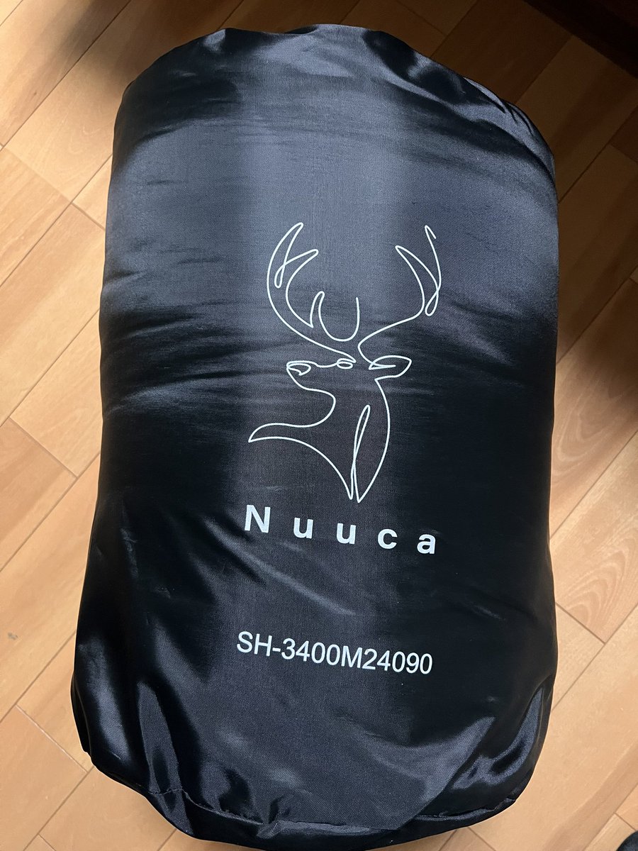 chokonyannyan's tweet photo. makuakeで購入した寝袋が届いた。快適使用温度が−15℃の寝袋。ベッドの上に敷き昨夜使用してみた。薄いパジャマを着て寝たのだが…。これ−15℃なんかじゃ眠れない。終始肌寒くて丸くなって寝てた。
でも楽天レビューは星5ばかり。うちの寝室寒すぎるの?
#nuuca
#寝袋 https://t.co/fzhw54lK6G