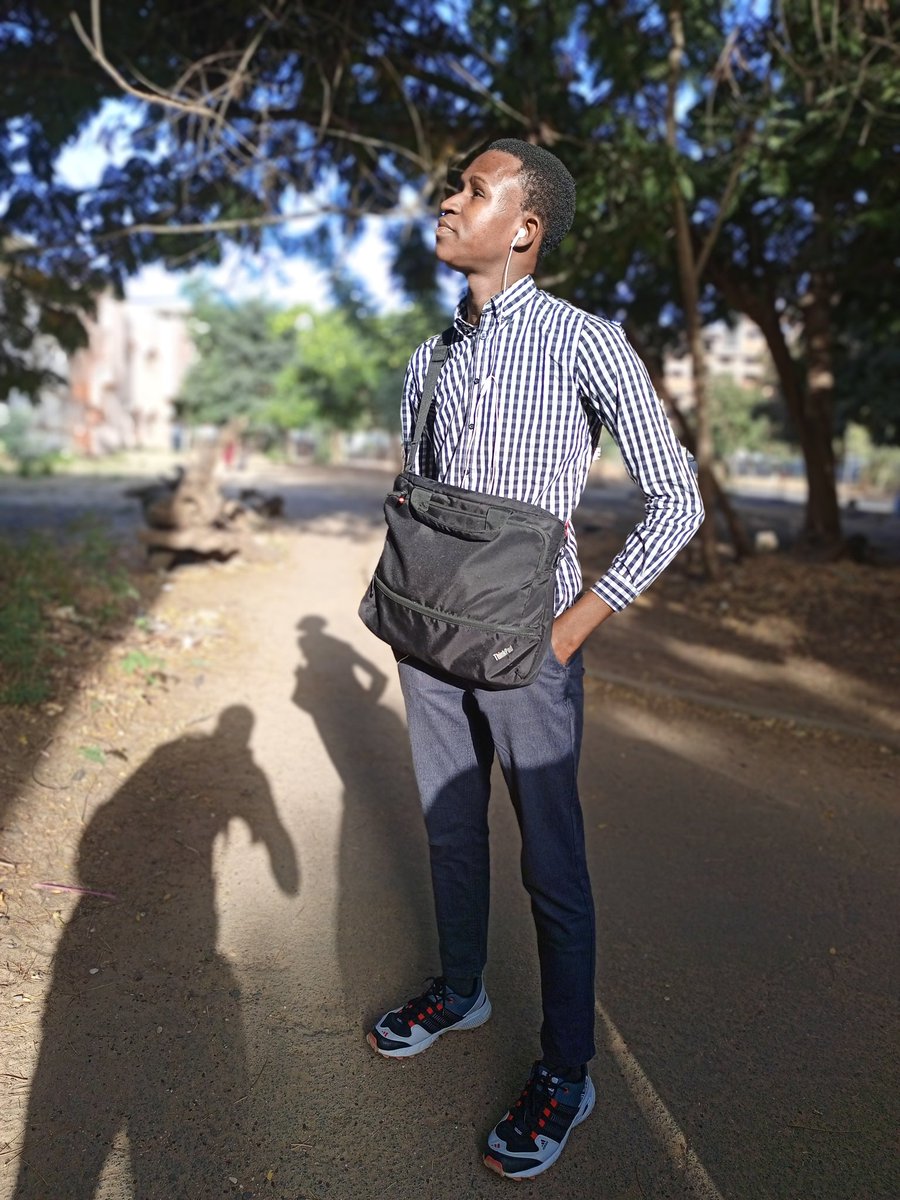 babou_abdoul's tweet photo. Quelles que soient les perturbations,que vous soyez compris ou non, ne baissez jamais les bras. Focus sur vos rêves, car nul ne les accomplira à vos places.
#StayPositive
#beoptimist
#NeverGiveUp https://t.co/Uv1lIAuieE
