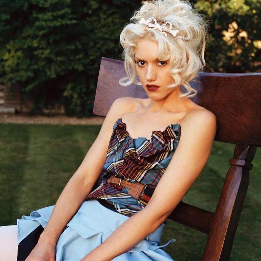 muglare's tweet photo. my favorite vivienne westwood corset moments worn by gwen stefani https://t.co/Qec5VfPn9j