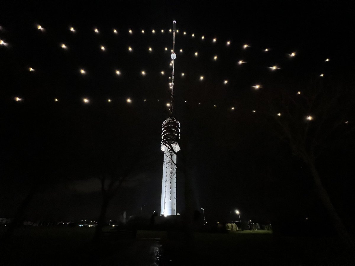 Laat me raden, vanavond ook even een foto gemaakt bij de grootste #kerstboom van het land, zou die morgen dan soms ook wegzijn 🤷‍♂️<a href="/NPORadio2/">NPO Radio 2</a> #top2000 ? Voor de zekerheid maar even op de foto ermee…