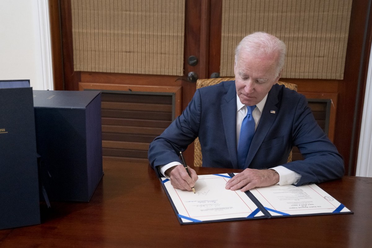 POTUS46Archive's tweet photo. Today, I signed the bipartisan omnibus bill, ending a year of historic progress.
 
It'll invest in medical research, safety, veteran health care, disaster recovery, VAWA funding – and gets crucial assistance to Ukraine.
 
Looking forward to more in 2023. https://t.co/KTI1R9qMij