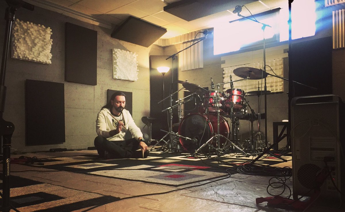 The recording of the new #RonnieRomero album has officially begun.  Drums in progress!!!🥁🔥🤘🏻

#drumrecording #onlinedrumrecording #drummer #frontiersrecords #mapexdrums #meinlcymbals #balbexdrumsticks #rockmusic #producer #protools #studiokv62 #mrblueskystudio