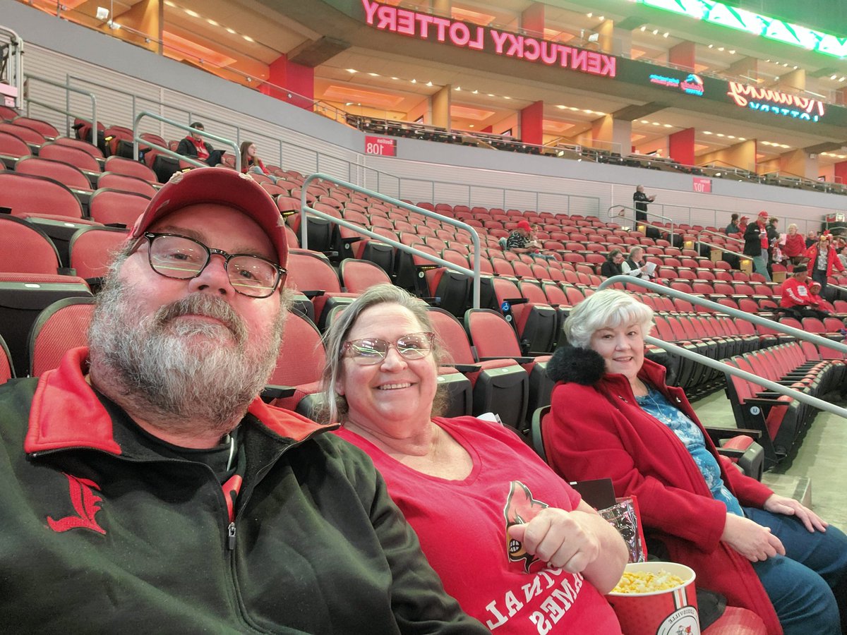 harpersgotdogs's tweet photo. Welcome back home CARDS! Time to peel some oranges!! #GOCARDS @LouisvilleWBB @uofl @GoCards #uoflwbb https://t.co/aqOKZQp3zX
