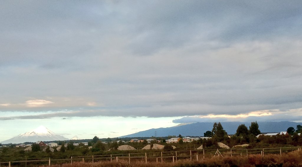 nuevasurena's tweet photo. Se imaginan acostarse en su cama y tener esta vista?. Soy una privilegiada ☺️.
#VolcanOsorno #VolcanCalbuco #MagiaDelSur https://t.co/HTYeAk7rqC