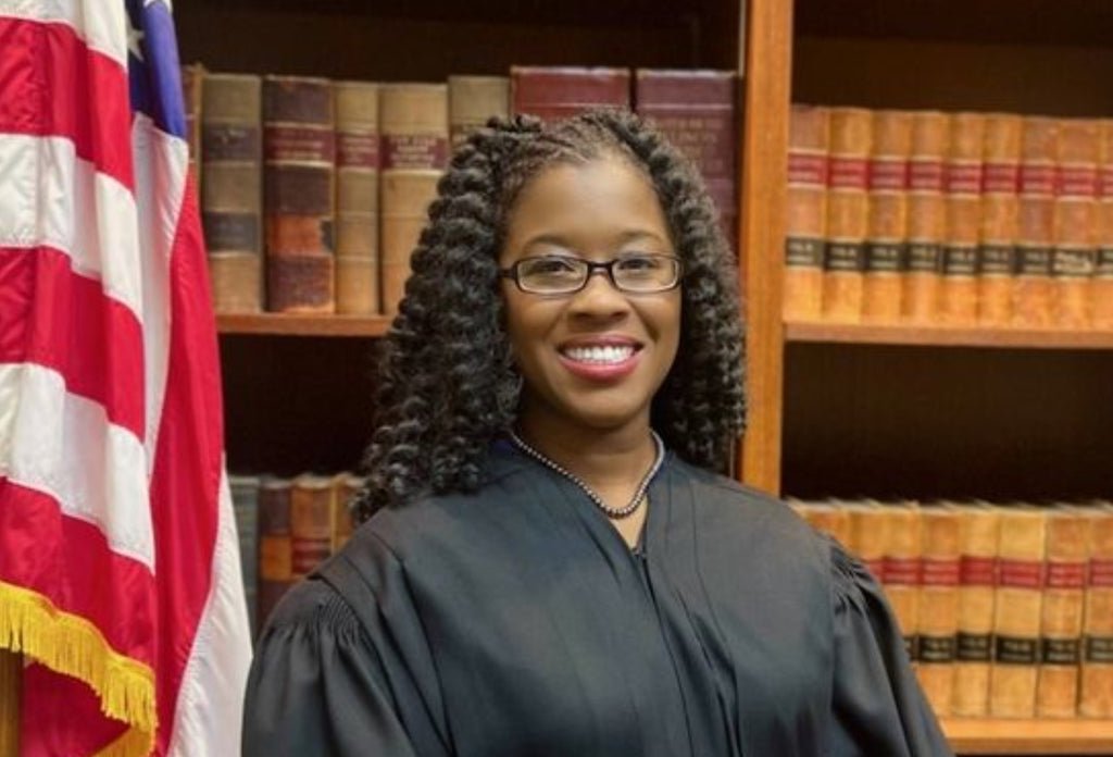 Becauseofthem's tweet photo. Former family law attorney, Chantelle Porter, has recently been named as the first Black woman judge in Illinois’ 18th judicial circuit.
https://t.co/iuLOPQ9d89 https://t.co/SYfvXDqxDa