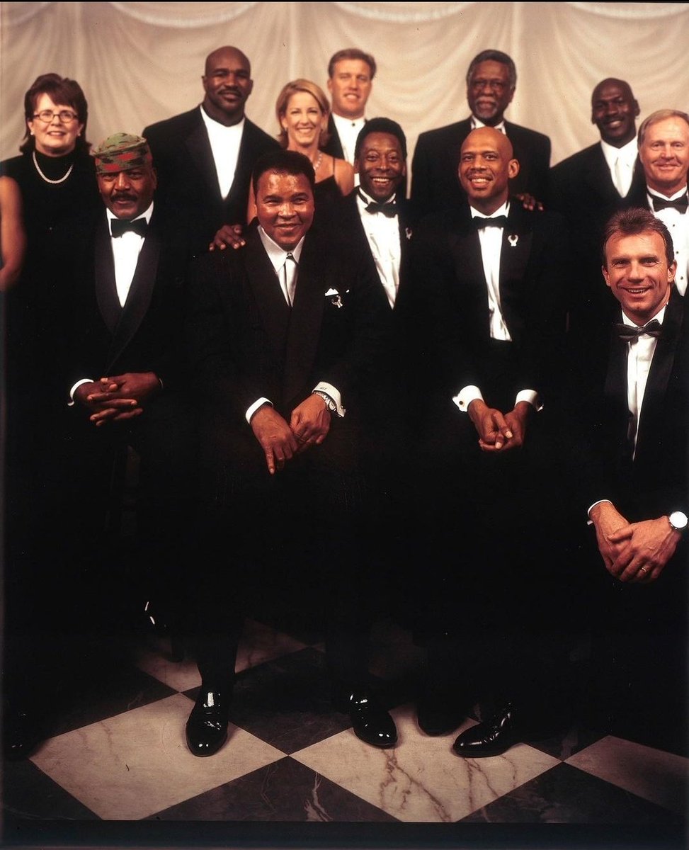 HoopsNostalgia's tweet image. This photo is literally GOATED.

Pele, Ali, Jordan, Montana, Brown, Kareem, Evert, King, Nicklaus, Russell, Elway and Holyfield all in the same room at MSG (1999)

📸: Walter Iooss