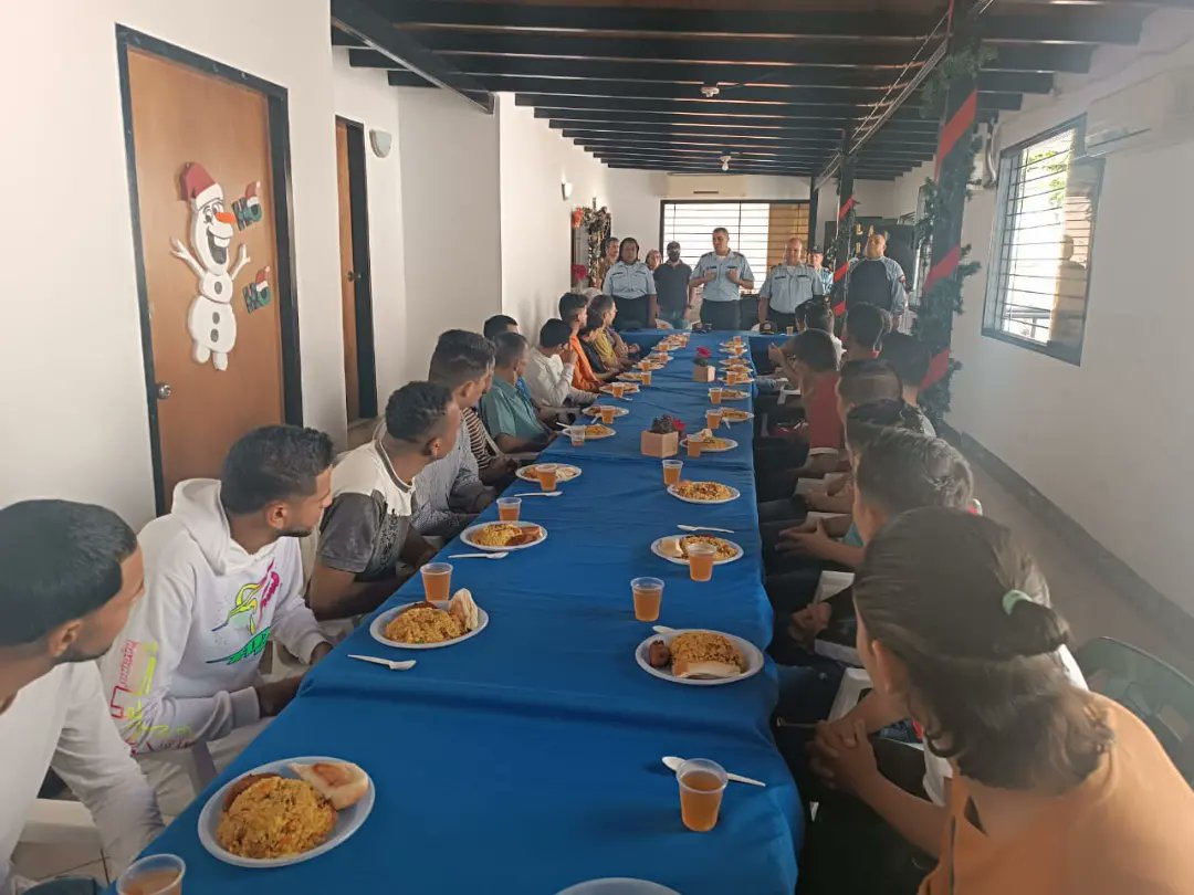 PoliciaMiranda1's tweet photo. (1/2)📢 IAPEM ES NOTICIA📢
La Navidad es una época símbolo de unión, por ello el director presidente del #IAPEM C/J @garciapintojose compartió un almuerzo navideño con los privados de libertad que se encuentran en la Comandancia General, en Los Teques. https://t.co/mtvLASesy7