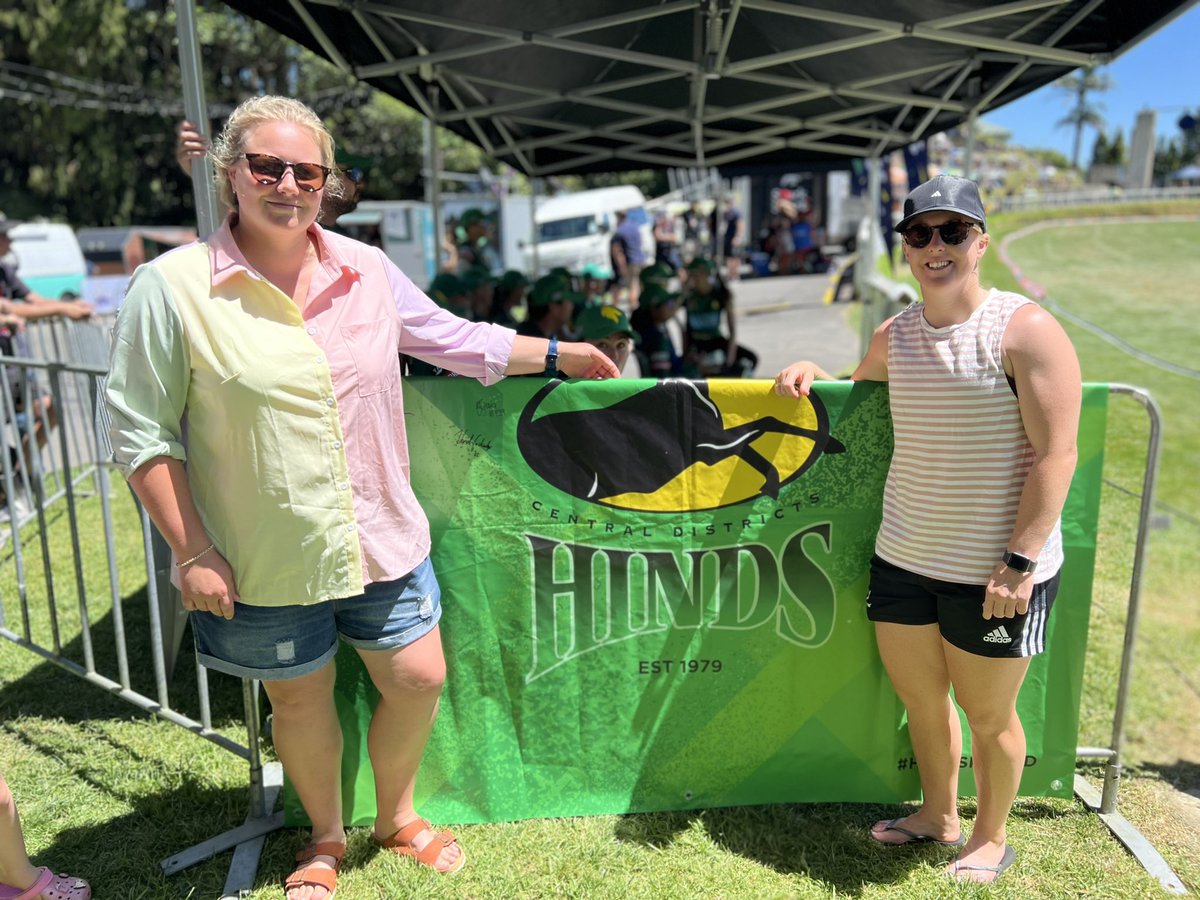 CDCricket's tweet photo. ⭐️CD Alumnae in the house⭐️ 

So cool to see legends AIMEE WATKINS &amp; KENDRA COCKSEDGE at Pukekura Park today. A @WHITE_FERNS legend &amp; a @BlackFerns legend - and former Central Hinds teammates! 🏏🏉🤩

🟩🟩🟩 #CENTRALHINDS 
🟩🟩🟩 #CDALUMNI 
🟩🟩🟩 #SUPERSMASHNZ https://t.co/qDnX9OFI42