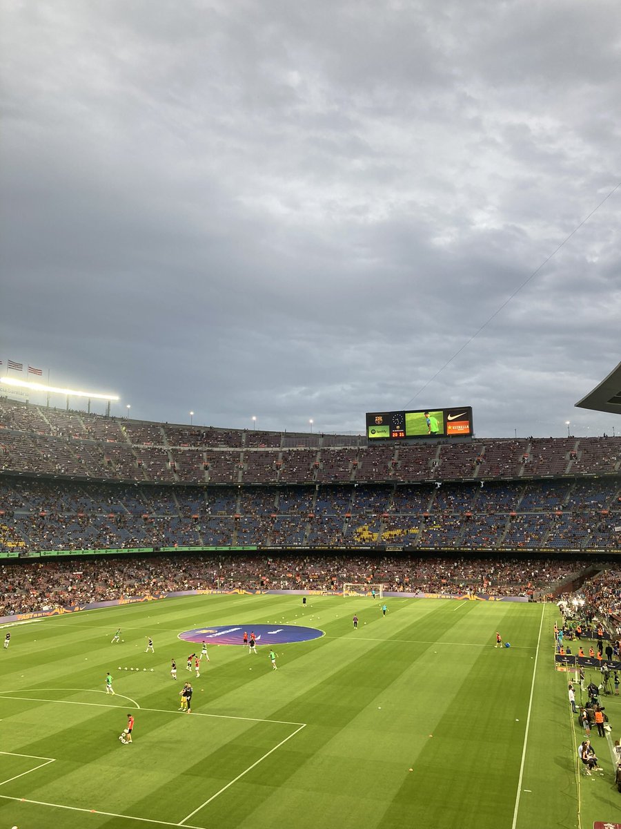 liledepont's tweet photo. @_BeFootball Premier match de saison du Barça. Première de Lewandowski au Camp Nou. https://t.co/rvb11KVtGN