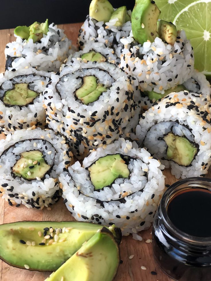 //Role abierto//

—Un rollito de sushi por una pregunta. Andenle.