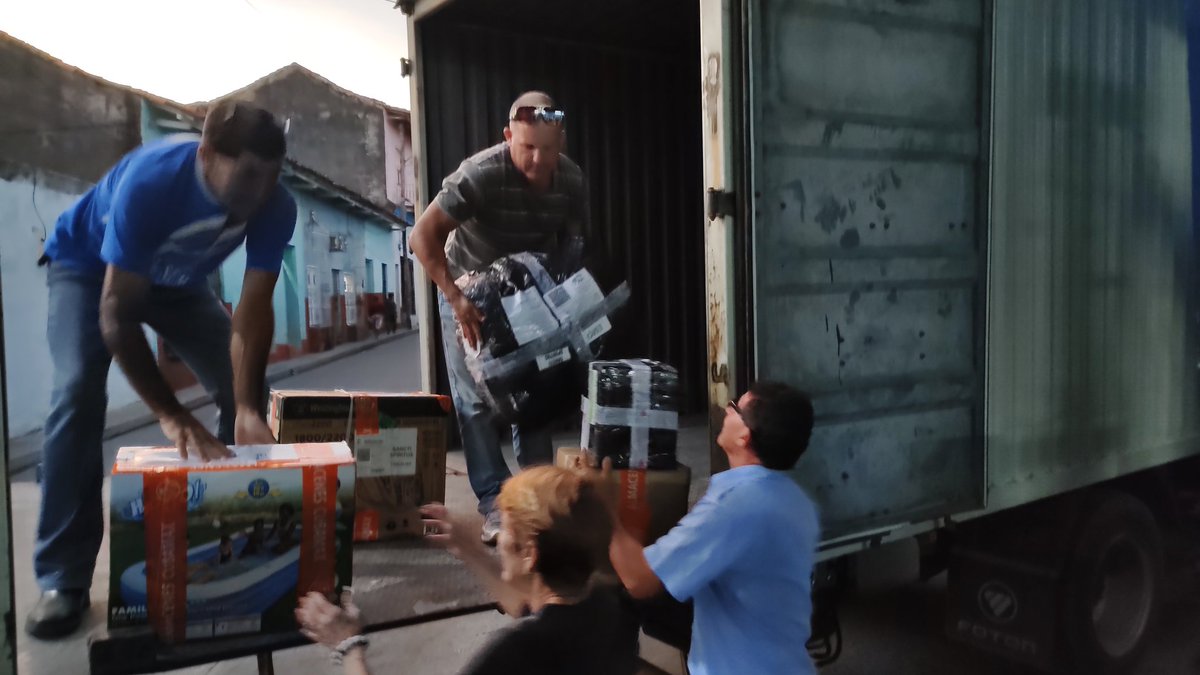 pardillo_wilber's tweet photo. Cuadros y trabajadores de la Empresa De Correos Sancti Spíritus enfrascados en la descarga y recepción de bultos para acortar lo mas posible los tiempos de entrega a nuestros clientes.#JuntaryYVencer #Corres #empresacorreossanctispíritus #SanctiSpiritusEnMarcha https://t.co/mljA65hPHy