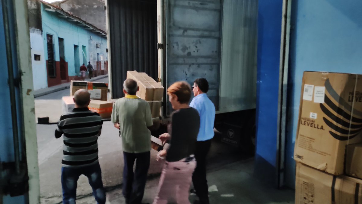 pardillo_wilber's tweet photo. Cuadros y trabajadores de la Empresa De Correos Sancti Spíritus enfrascados en la descarga y recepción de bultos para acortar lo mas posible los tiempos de entrega a nuestros clientes.#JuntaryYVencer #Corres #empresacorreossanctispíritus #SanctiSpiritusEnMarcha https://t.co/mljA65hPHy