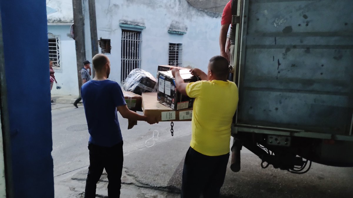 pardillo_wilber's tweet photo. Cuadros y trabajadores de la Empresa De Correos Sancti Spíritus enfrascados en la descarga y recepción de bultos para acortar lo mas posible los tiempos de entrega a nuestros clientes.#JuntaryYVencer #Corres #empresacorreossanctispíritus #SanctiSpiritusEnMarcha https://t.co/mljA65hPHy