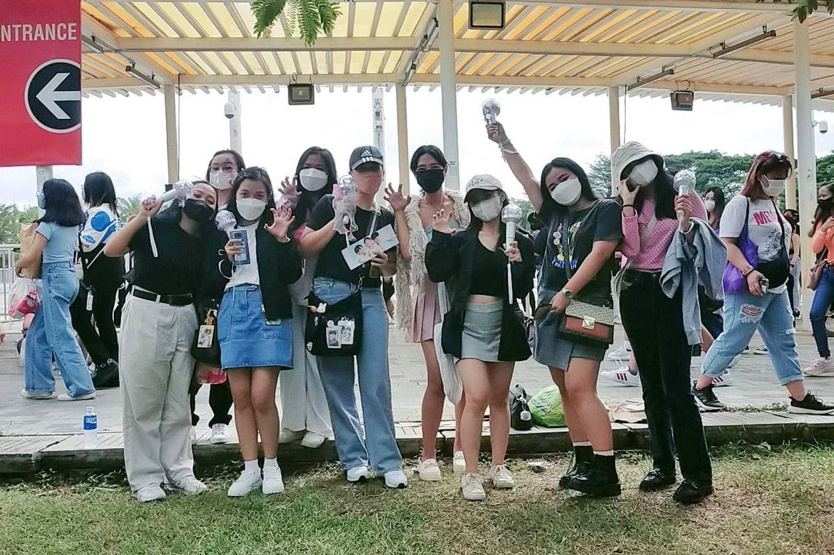 dianayow17's tweet photo. Thank you for making this moment our happiest memory @pledis_17 
#BeTheSunBulacan https://t.co/yxZ6iJ8VBJ