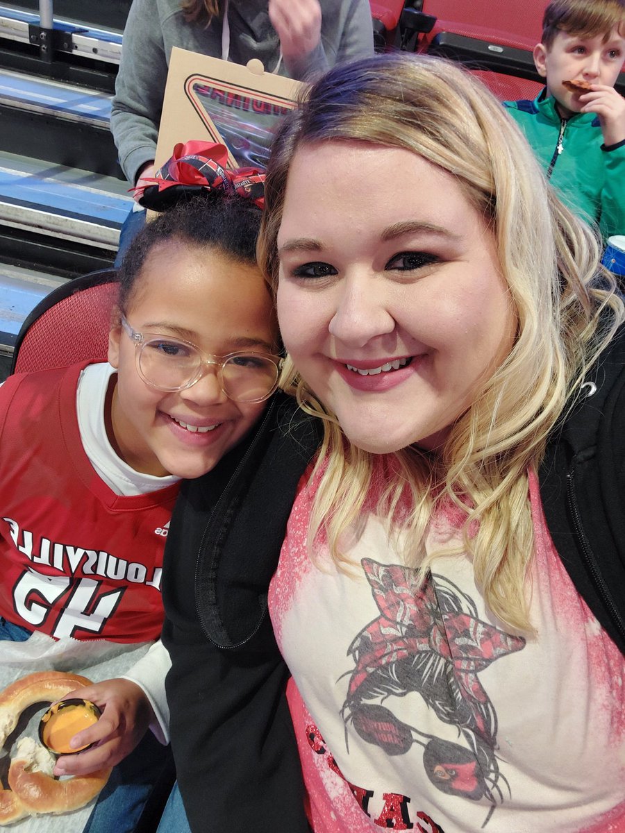 HannahCooper42's tweet photo. #gocards let's go Cards ! https://t.co/rhvKKZyXdS