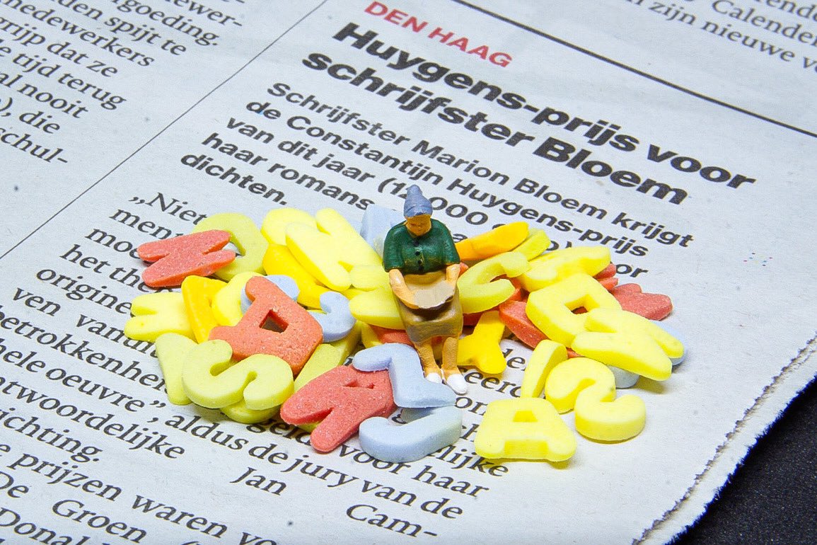 Vandaag creatief geweest met minipoppetjes. Dit krantenbericht inspireerde mij tot deze foto. Speciaal voor <a href="/MarionBloem/">Marion Bloem</a>