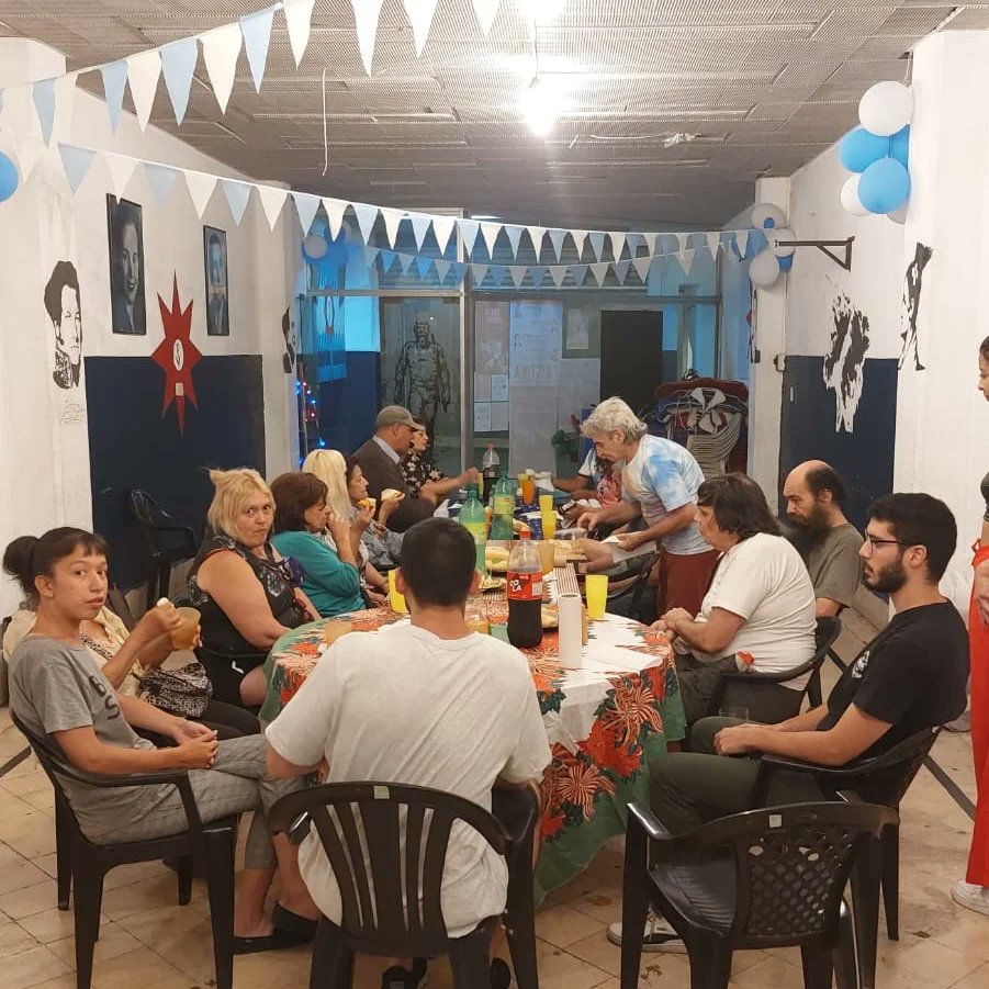 PMComunaUno's tweet photo. BRINDIS DE FIN DE AÑO

En las vísperas de un año nuevo, realizamos una entrega de canastas navideñas y nos juntamos a brindar con la militancia, y lxs vecinxs del barrio, de cara a un 2023 que nos encuentre nuevamente militando por una patria libre.✌🏼 https://t.co/N2HQEkY9Rk