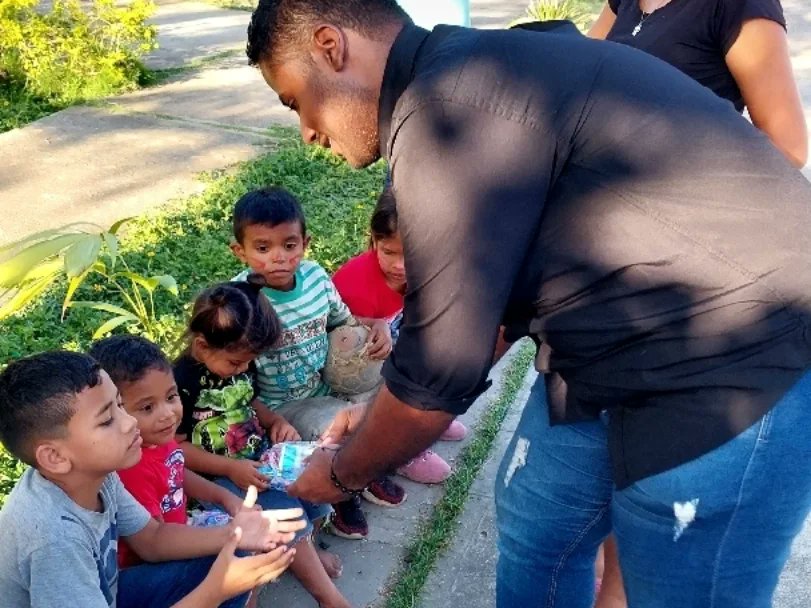 guacharonoticia's tweet image. Nada más importante que ver Nuestros Niños reír, porque apesar de las dificultades que vivimos pudimos seguir la tradición de llevarles una tarde de diferente. Dios bendiga #Venezuela 

@CesarPerezVivas @CarlosAlaimove @pcdven @PCDMONAGAS