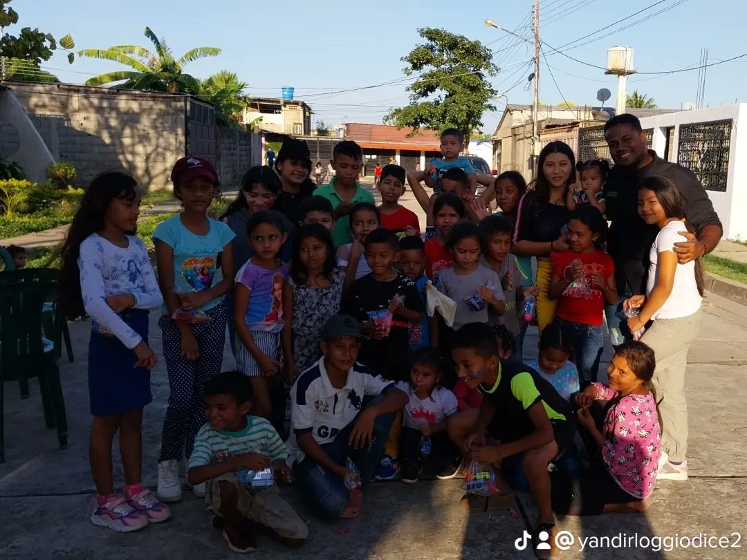 guacharonoticia's tweet image. Nada más importante que ver Nuestros Niños reír, porque apesar de las dificultades que vivimos pudimos seguir la tradición de llevarles una tarde de diferente. Dios bendiga #Venezuela 

@CesarPerezVivas @CarlosAlaimove @pcdven @PCDMONAGAS