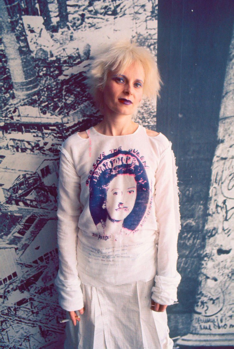 chabeloviviomas's tweet photo. Chabelo vivió más que Vivienne Westwood, icónica diseñadora de moda inglesa famosa por crear el estilo punk, de los más populares de los siglos XX y XXI, y cuyo visionario estilo continuaría innovando por toda su carrera, trayectoria que le valió la Orden del Imperio Británico. https://t.co/pXyNd5ZNnE