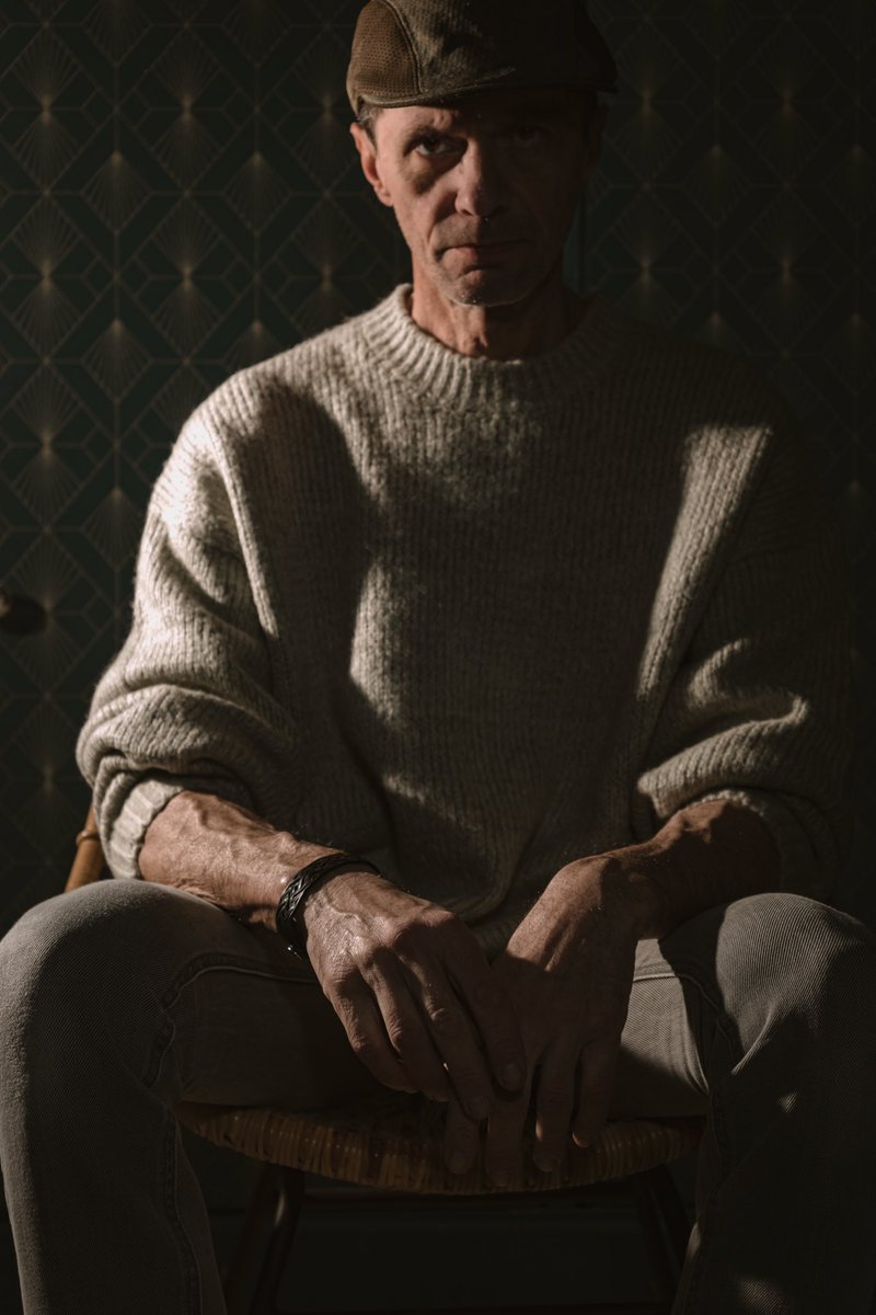 ThierryCalmett3's tweet photo. #Indoors #Sitting #People #Black #Portrait #ThreeQuarterLength #Darkness #selfportraitexpression #selfportraitartist https://t.co/ZYdKP8bT9b