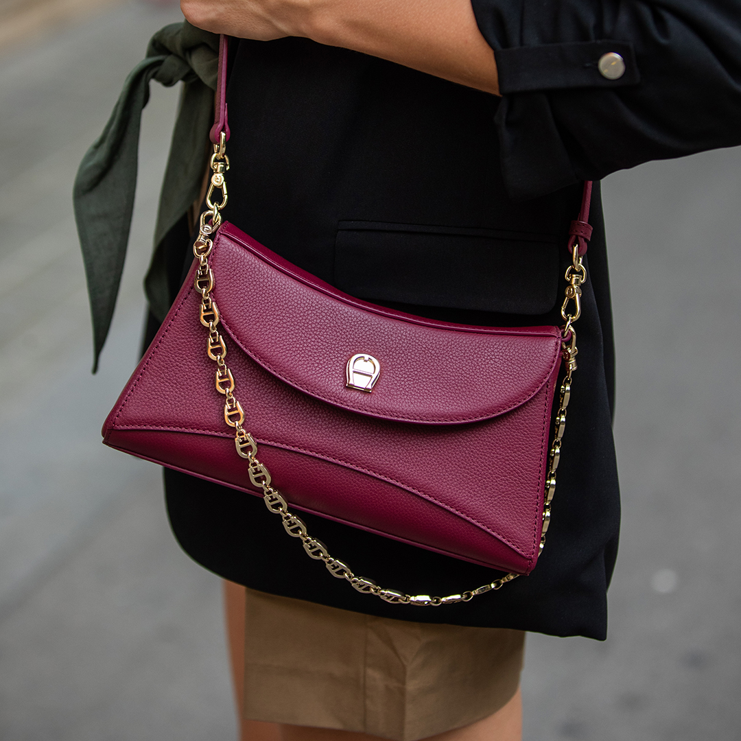 Add a pop of color to your look this holiday season with the beautiful Alona bag by Aigner in deep burgundy, perfect for any occasion!

#Fashion #Shopping #InAbuDhabi #AtTheGalleria