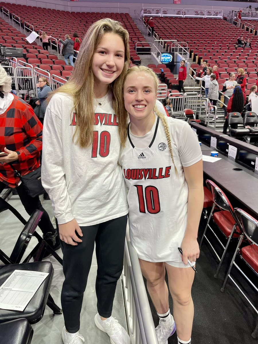 EPIC night as I got to meet my idol and my most favorite basketball player ever, @haileyvanlith as Louisville beat Syracuse 86-77, and I was able to watch her celebrate 1,000 career points with the Cardinals tonight!  #begreat  #gocards @McbrideShamahn @MidwestBBClub @adidas3SSB https://t.co/S17le5fej8
