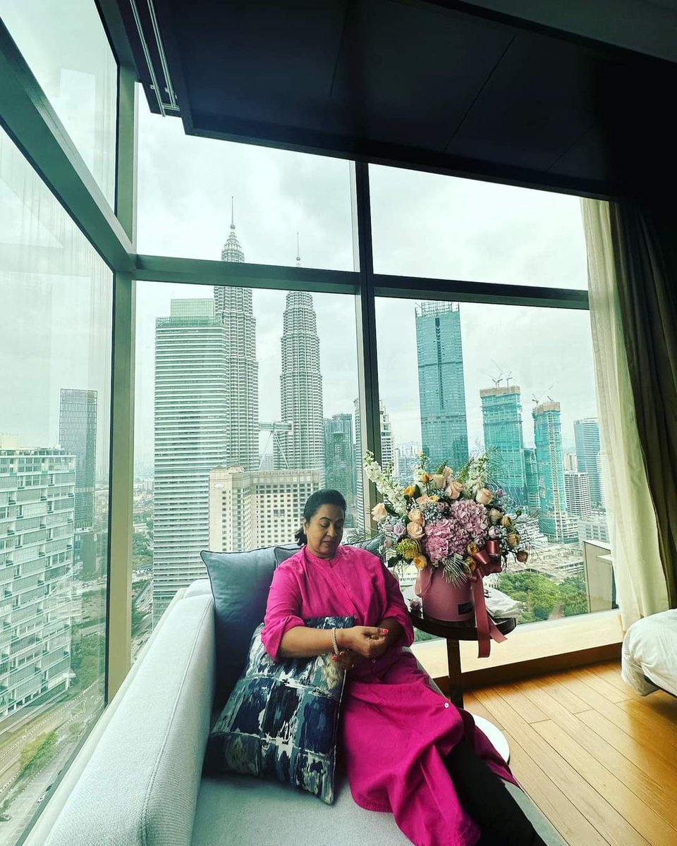 RadikaaFansClub's tweet photo. And that's the perfect wrap to 2022❤
Queen's recent click✨

#radikaasarathkumar @realradikaa https://t.co/4dC5CZgN4u