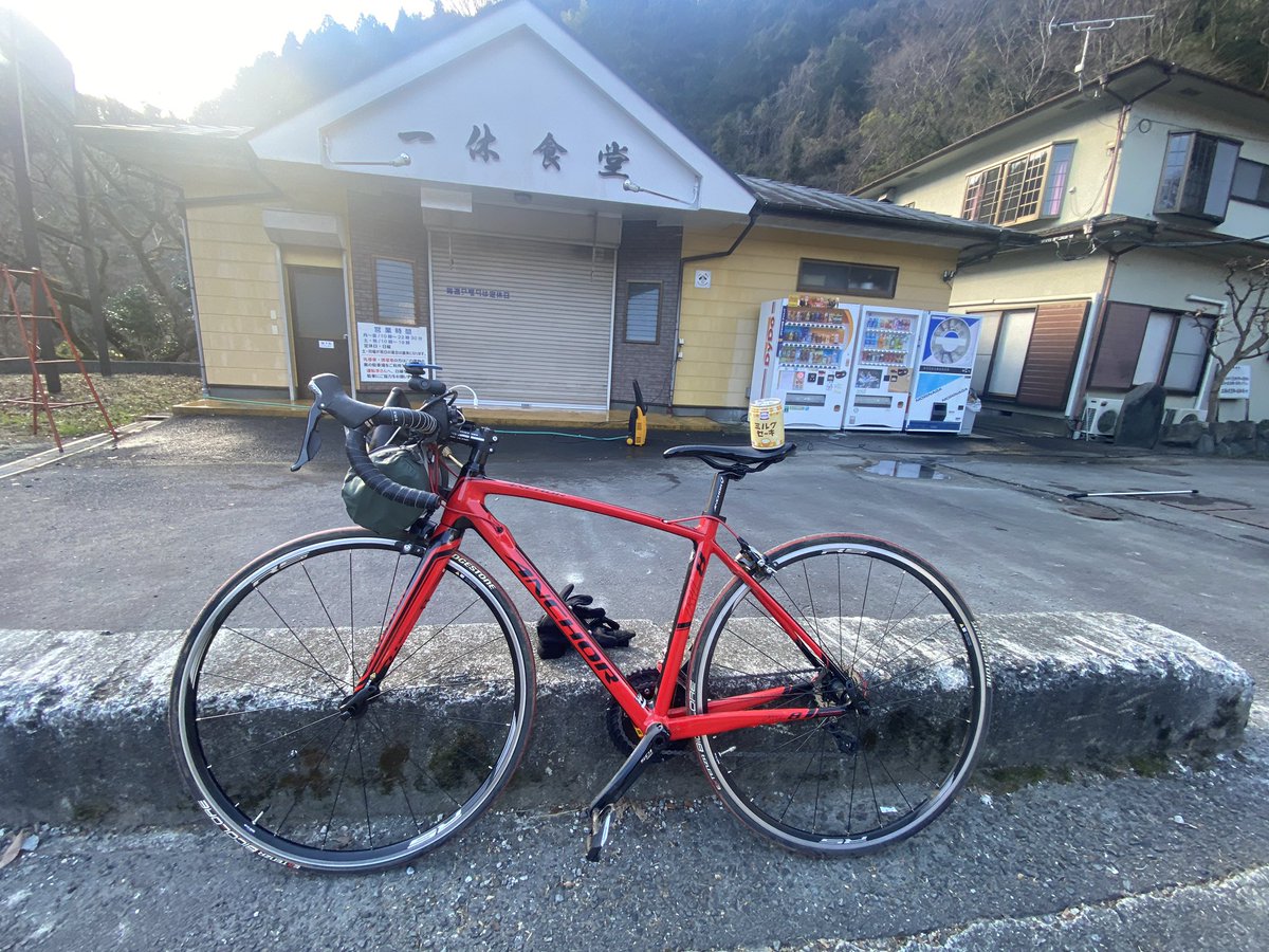 「最近年寄り扱いされすぎたので自転車で静岡の浜松まで帰って若さアピールしようかと思」|藤本さとる(薬のんだ?)のイラスト