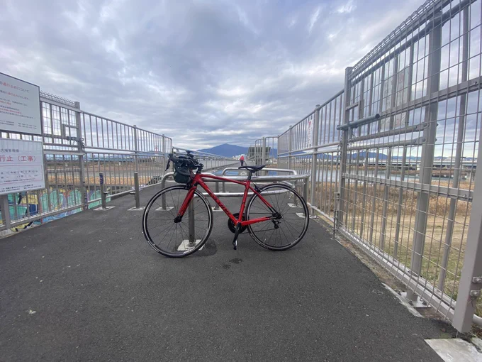最近年寄り扱いされすぎたので自転車で静岡の浜松まで帰って若さアピールしようかと思ったが死ぬほど後悔している、、、御殿場までは来れたが本当にガス欠、、、 