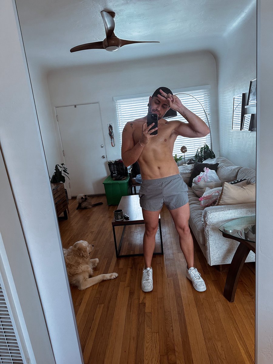 chrisxholmes's tweet photo. Thirst trap and Christmas clean up 🎅🏼#HoHoHo https://t.co/tbPRqUquld