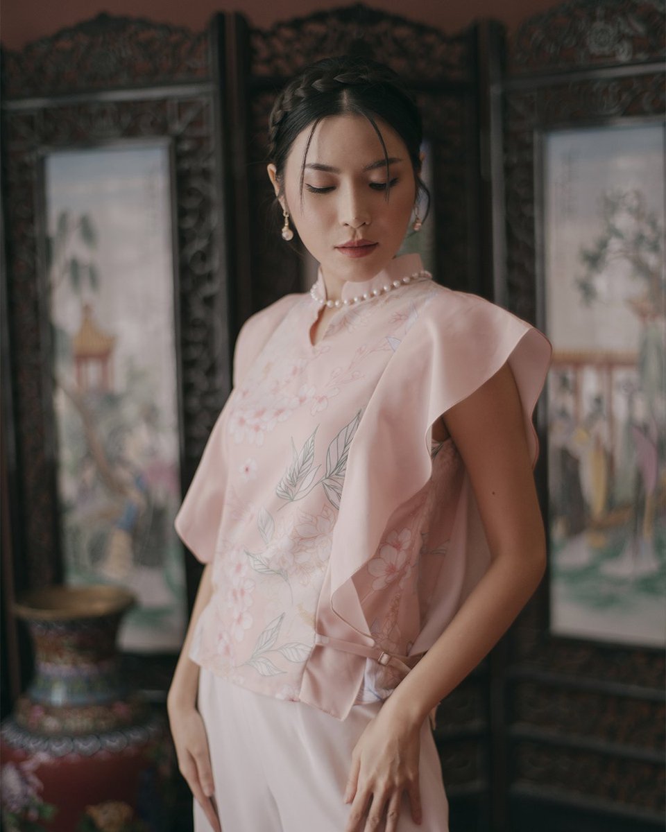 esye_official's tweet photo. #CNY23 Collection >> "#Minzu" 🍊🍊

A sweet, elegant and charming stylish wrinkle-free top with idyllic watercolor floral prints, modern Mandarin collar and cascading ruffles that is perfect for visiting friends and family this CNY!

Style: Misty Top in soft Pink and Blue

#ESYE https://t.co/e75sDTkyZU