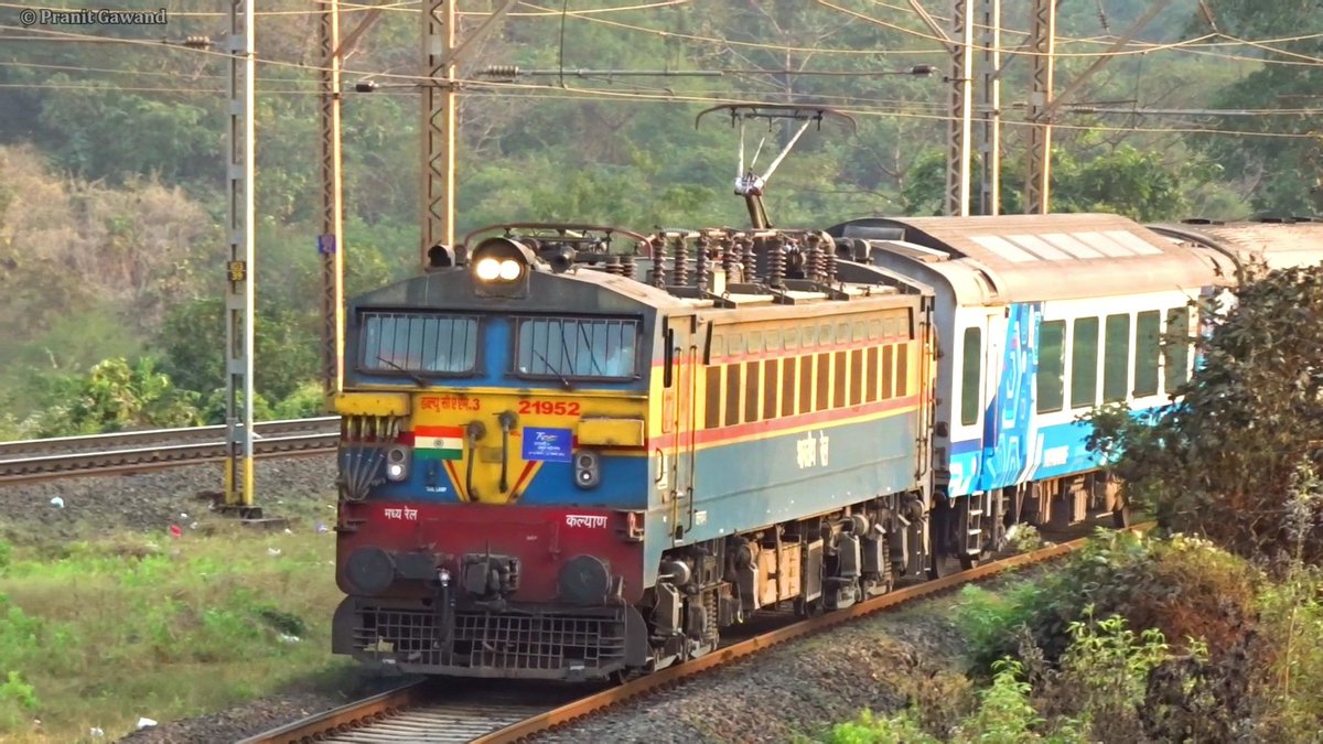 Pranit_Roxx's tweet photo. #wcam3 21952 powering 111008 #deccanexpress descends the last gradient of Bhor Ghat near #palasdari Video Link:- https://t.co/OpJ59iEZE3 #IndianRailways #centralrailway https://t.co/D2NqCFrqFJ