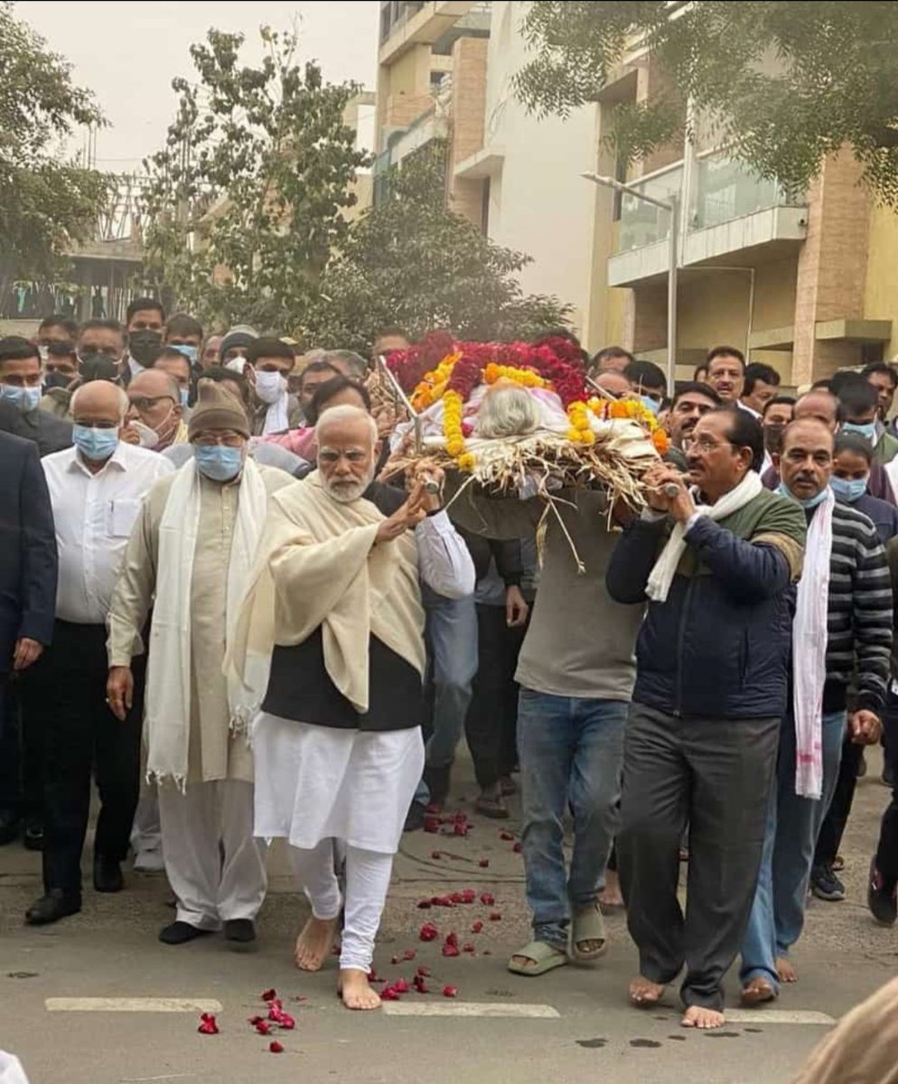 विश्व को बेशकीमती कोहीनूर देने वाली हीरा बेन की अंतिम यात्रा। निःसंदेह यह महान आत्मा किसी उच्च लोक में उच्चतम स्थान ही प्राप्त करेंगी। ऐसे शानदार 100 वर्ष के सार्थक जीवन को शत शत नमन, 🙏