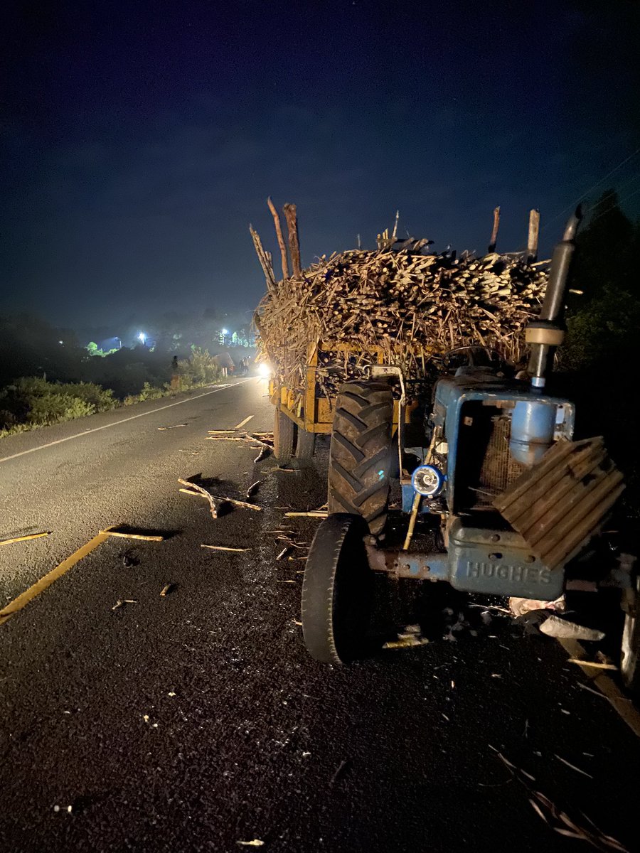 WillyAbuga's tweet photo. Night driving in parts of W.Kenya with sugarcane tractors is among 1000 ways to die
U hv to keep switching between low/high beam watching out for the tractors
Sugarcane tractors are death traps that shouldnt be allowed to operate at night https://t.co/QhMCCtYfwb