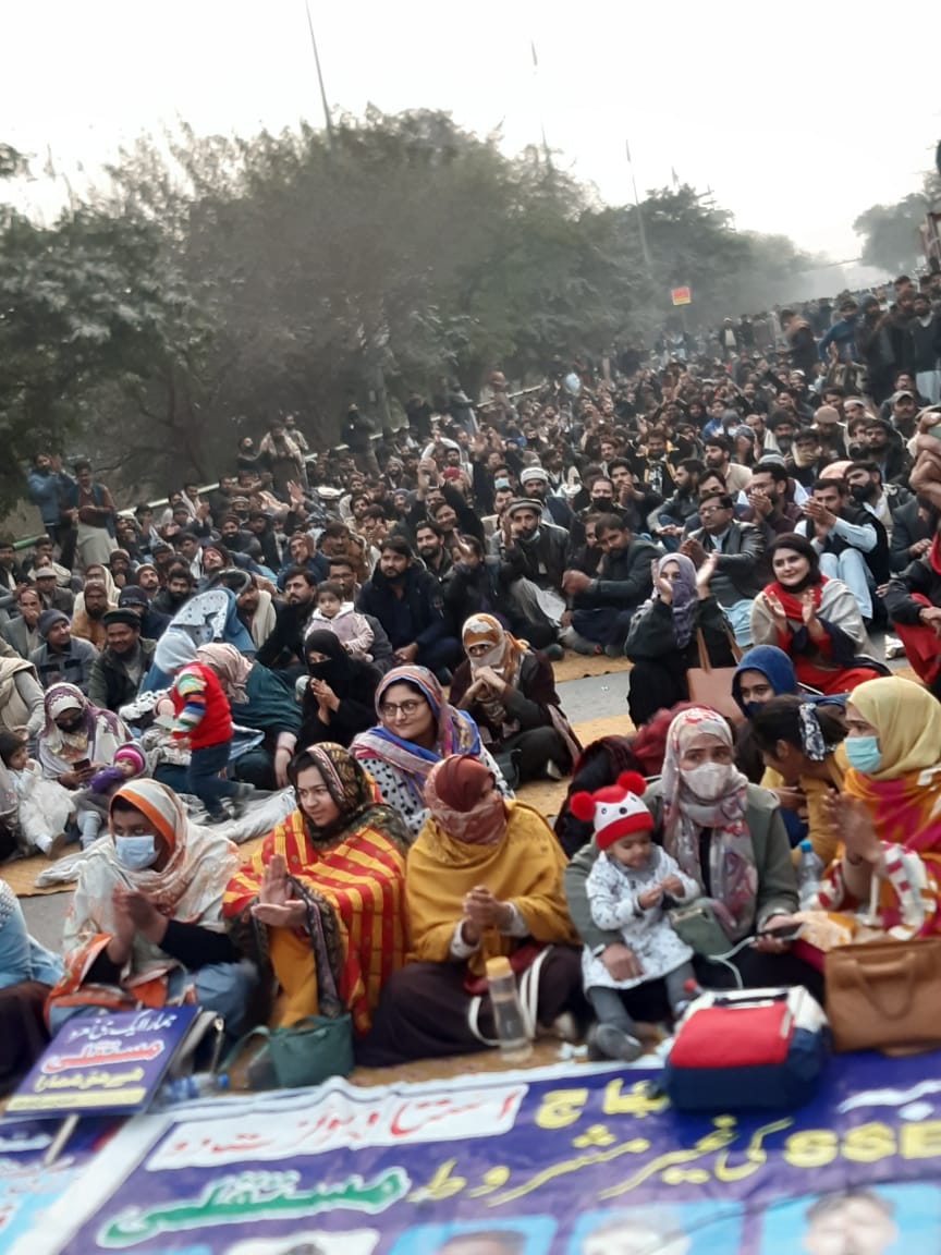 RSK1895's tweet photo. ہم تمام SSEs/AEOs پنجاب قابلِ احترام چیف جسٹس لاہور ہائی کورٹ سے اپیل کرتے ہیں کہ اگر ہمیں انسان اور پاکستانی سمجھتے ہیں تو اس حکومتی ظالمانہ سلوک اور ناانصافی پر فی الفور ازخود نوٹس لیں اور سختی سے مستقلی کے معاملے پر عمل درآمد میں کردار ادا کریں۔شکریہ
@mohrpakistan
@hrw https://t.co/EzYpJOgdIe