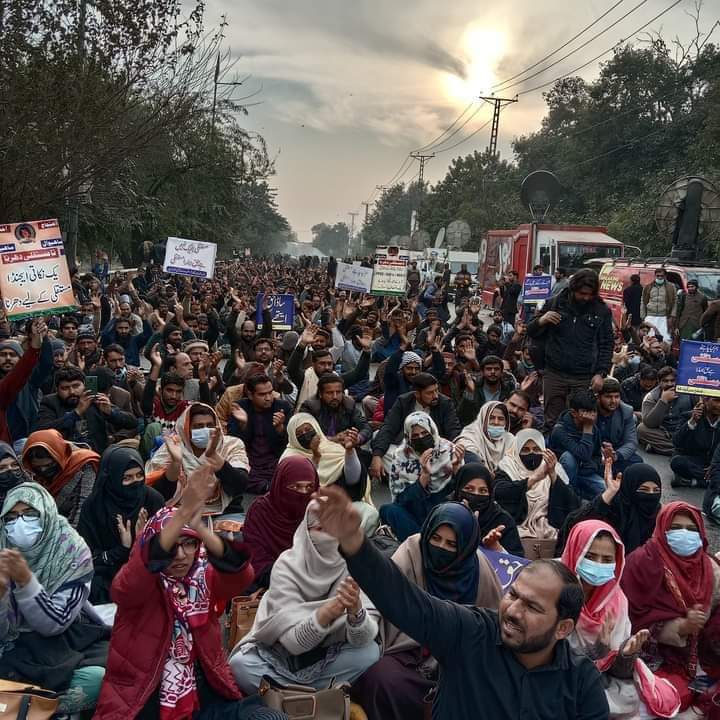 RSK1895's tweet photo. ہم تمام SSEs/AEOs پنجاب قابلِ احترام چیف جسٹس لاہور ہائی کورٹ سے اپیل کرتے ہیں کہ اگر ہمیں انسان اور پاکستانی سمجھتے ہیں تو اس حکومتی ظالمانہ سلوک اور ناانصافی پر فی الفور ازخود نوٹس لیں اور سختی سے مستقلی کے معاملے پر عمل درآمد میں کردار ادا کریں۔شکریہ
@mohrpakistan
@hrw https://t.co/EzYpJOgdIe