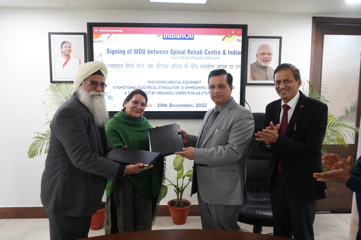 ioclpunjab's tweet photo. ED&amp;SH @kumaarj @ioclpunjab exchanged MoA with @Chandigarh Rehab Centre in the presence of all HoDs,PSO. @IndianOil provided 2 hi-tech m/cs for treatment at rehabilitation centre, under CSR
#DirHR_iocl.
#DirMktg_iocl
#IndianOilcl https://t.co/uOVnShUCrp