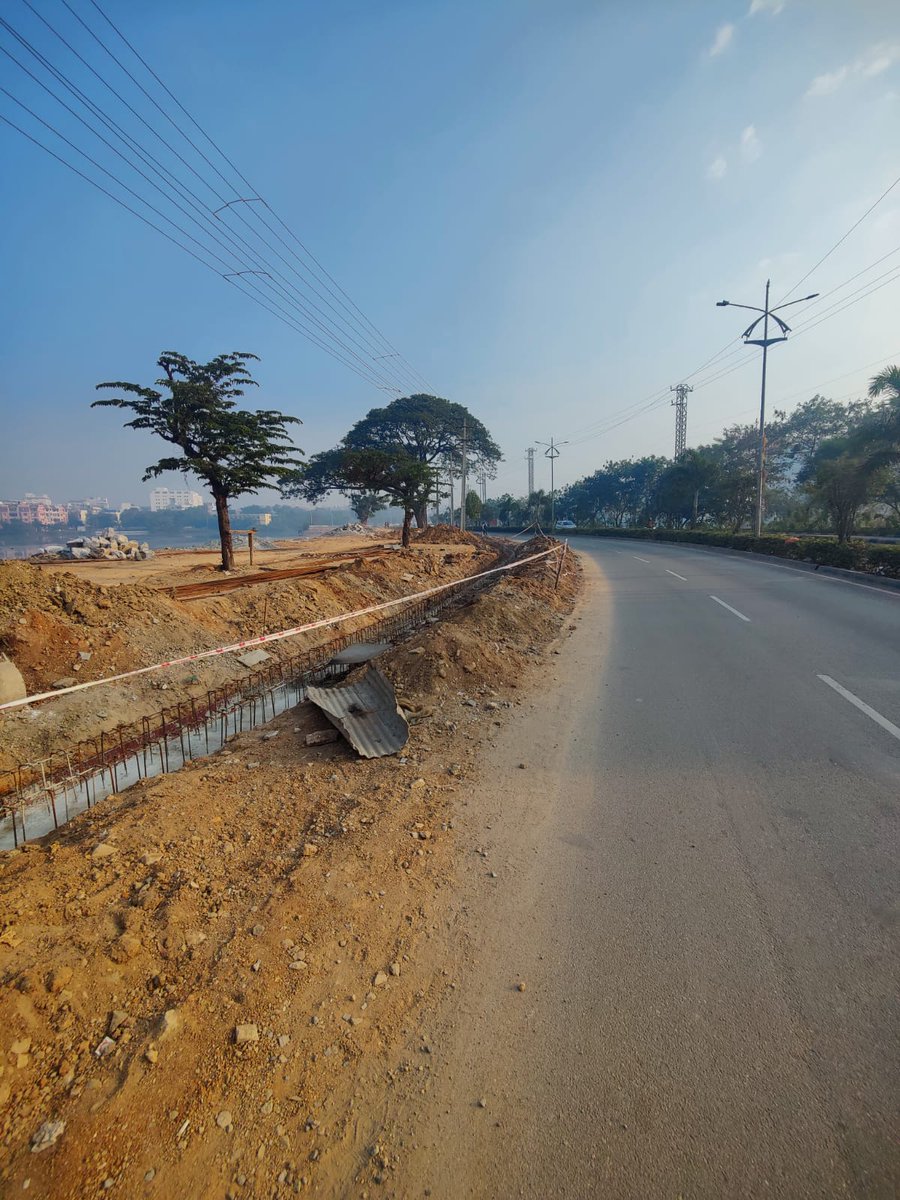 sselvan's tweet image. Lot of places in our city #Hyderabad, there is making of #BicycleLanes for the benefit of #Cyclists or if not, #Footpaths are being made for #Pedestrians 

#IDLLake @zckukatpally @ZC_SLP @ZC_Khairatabad 👏

All Encroachments are being removed @CYBTRAFFIC @KTRTRS @arvindkumar_ias