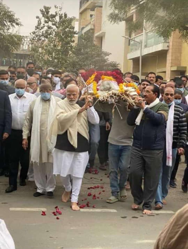 DRVISHNUBHAI's tweet photo. વૈશ્વિક અને રાષ્ટ્રીય સ્તર પર સકારાત્મક અને વિકાસલક્ષી રાજનીતિ ના સફળ જનક એવા લોકપ્રિય વડાપ્રધાન શ્રી @narendramodi જી ના માતૃ શ્રી હીરાબા ના નિધન પર વિનમ્ર શ્રદ્ધાંજલિ. 🙏💐 https://t.co/mZSdwa1oAU