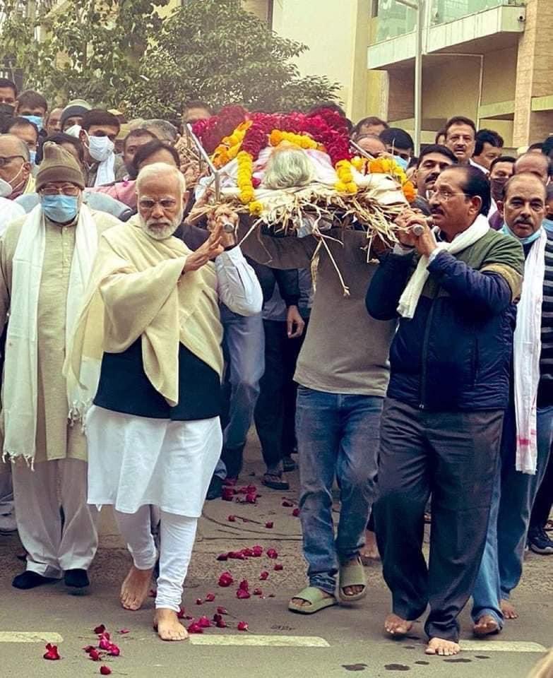 एक कर्मयोगी जो भारत के निर्माण में सुनहरा अध्याय लिख रहे है को जन्म देने वाली माँ हीरा बेन सांसारिक जीवन से विदा हो गईं,पर हम जैसे करोड़ों लोगों को जीवन का वास्तविक ध्येय और कर्मपथ पर बिना विचलित हुए चलना भी सिखा गईं।विनम्र श्रद्धांजलि माँ।ईश्वर अपने श्रीचरणों में स्थान दें ।