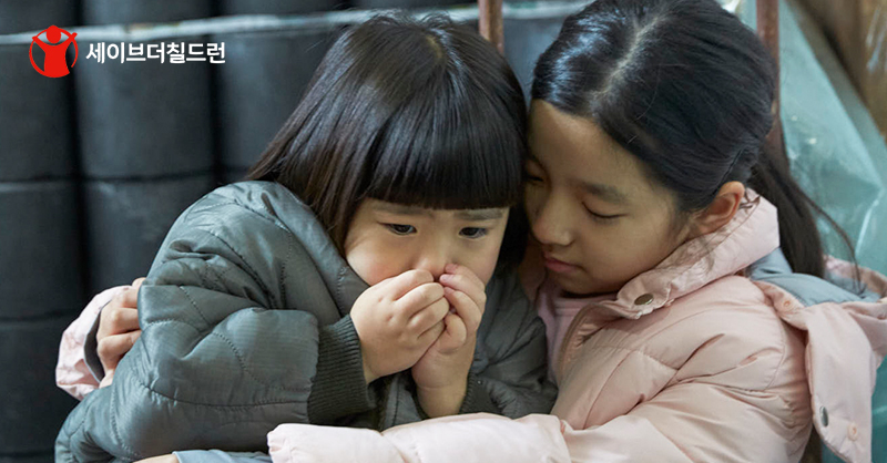stckorea's tweet photo. “할아버지 연탄이 꺼졌나 봐요…”

오늘도 어김없이 낡은 문과 창틈으로 찬바람이 드는 오래된 집에 여든 살 할아버지와 예서 자매가 있습니다. 버텨야 할 겨울은 90일이지만, 남은 연탄은 45일치뿐. 할��버지는 다가온 겨울과 한파가  무섭습니다. 

예서와 할아버지에게 난방용품을 선물해 주세요.