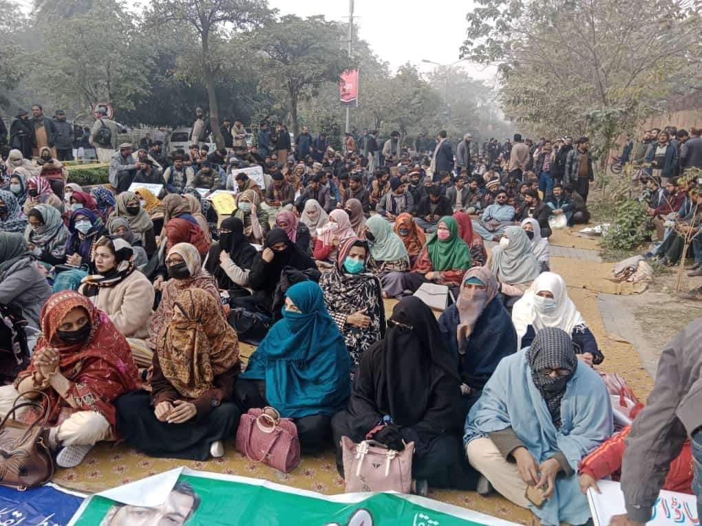 SanaMehtab4's tweet photo. دکھے دلوں کو اسی آس کا سہارا ہے 
خدا تمہارا نہیں ہے خدا ہمارا ہے!!
اسے زمین پہ یہ ظلم کب گوارا ہے
خدا تمہارا نہیں ہے خدا ہمارا ہے!!
#TeachersProtestAtZamanPark
#RegulariseSSEsAEOs https://t.co/oPb2yukrli