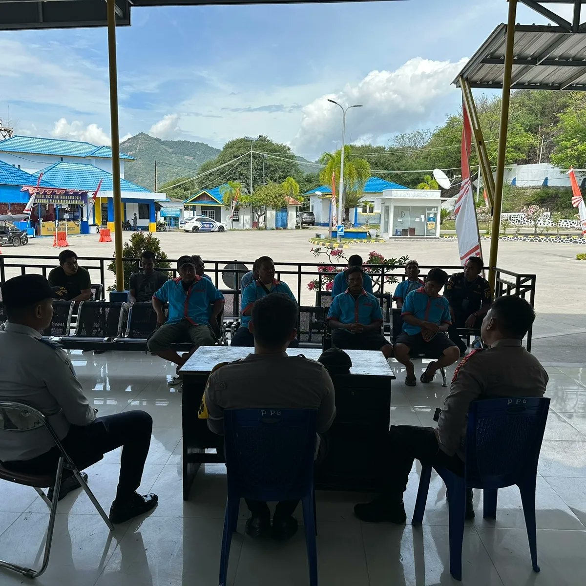 polsekkpg's tweet photo. Kapolsek kawasan pelabuhan gorontalo bersama anggota melaksanakan kegiatan di pelabuhan penyeberangan gorontalo mendengar curhatan dari para buruh tentang permasalahan yang terjadi di pelabuhan penyeberangan gorontalo serta mencari solusinya https://t.co/83jNWru8ZO